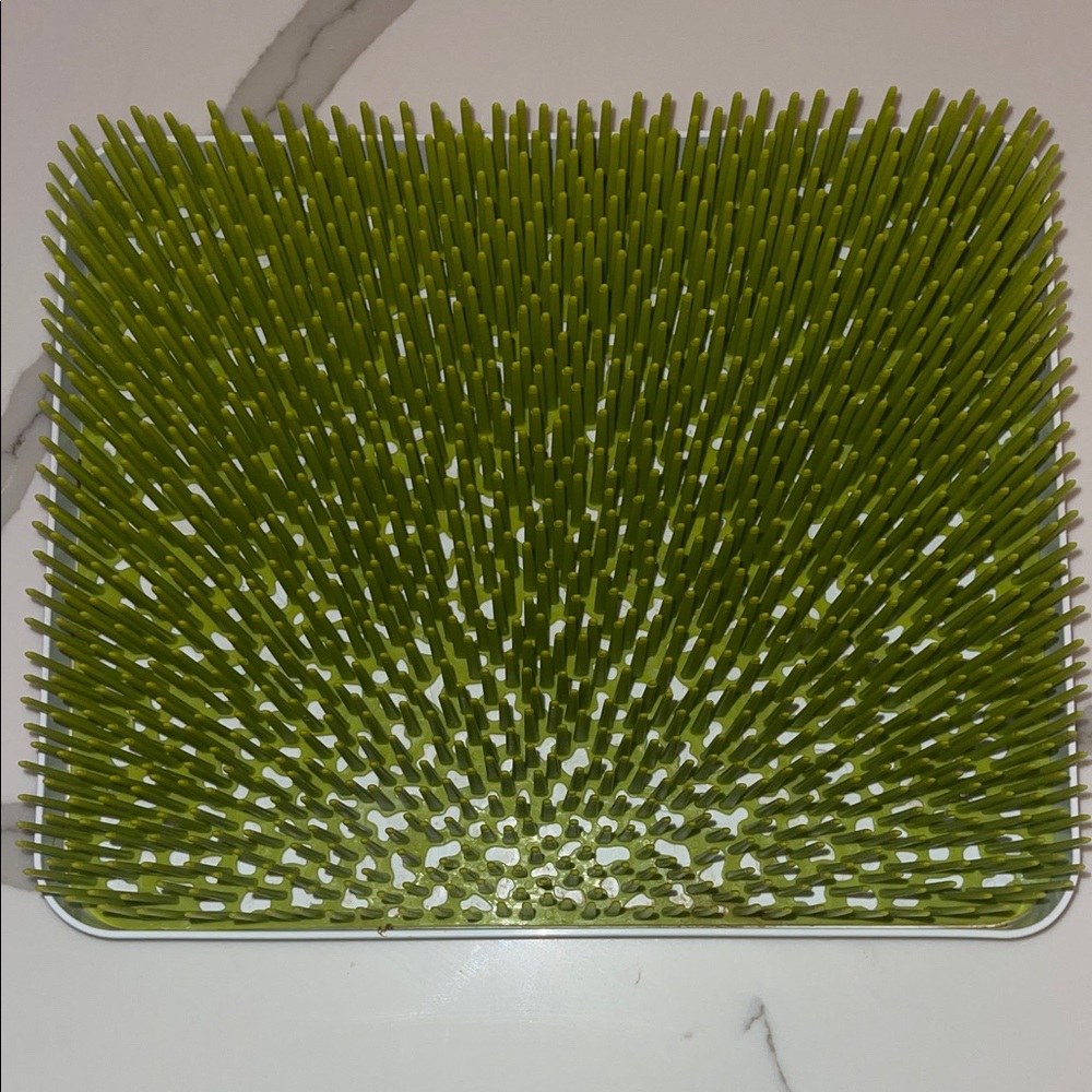 Green Grass-Like Drying Rack